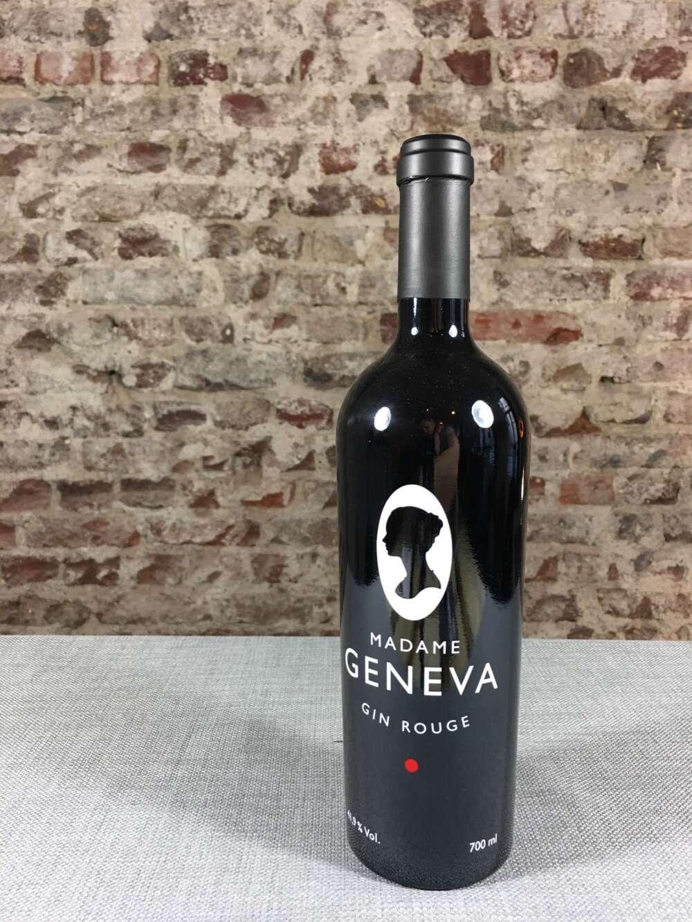 Madame Geneva Gin Rouge 41,9% 0,7l – Bild 2