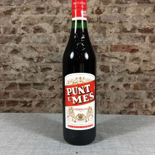 Produktbild Punt e Mes Alt-Attribut: Punt e Mes Wermut kaufen bei Belle Booze Punt e Mes im Negroni Cocktail Alt-Attribut: Punt e Mes im Negroni – bittersüßer italienischer Klassiker Flasche Punt e Mes mit Orangenzeste auf Eis Alt-Attribut: Punt e Mes – italienischer Wermut mit Orange und Kräutern
