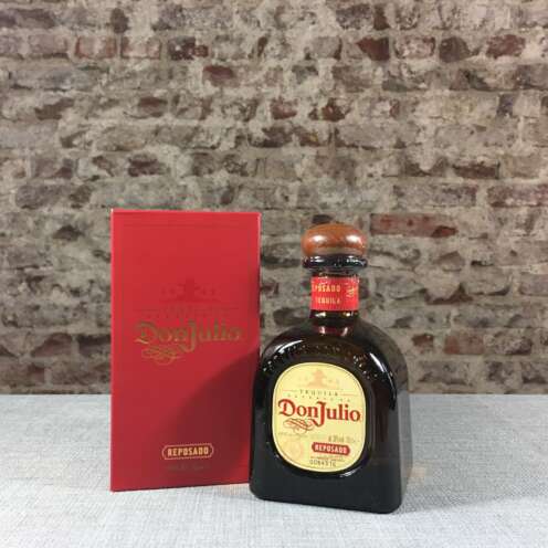 Produktbild Don Julio Reposado Alt-Attribut: Don Julio Reposado Tequila kaufen bei Belle Booze Don Julio Reposado im Glas mit Limettenscheibe Alt-Attribut: Don Julio Reposado Tequila auf Eis mit Limette Flasche Don Julio Reposado vor Agavenfeld Alt-Attribut: Don Julio Reposado – Premium-Tequila aus Jalisco