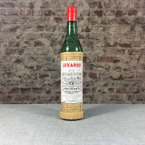 Produktbild Luxardo Maraschino Liqueur Alt-Attribut: Luxardo Maraschino Liqueur kaufen bei Belle Booze Aviation Cocktail mit Luxardo Maraschino Alt-Attribut: Aviation Cocktail mit Luxardo Maraschino – klassischer Drink mit Kirschlikör Flasche Luxardo Maraschino mit Maraska-Kirschen Alt-Attribut: Luxardo Maraschino Liqueur – italienischer Kirschlikör mit Tradition