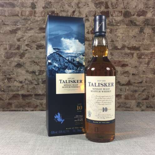 mit Alt-Attributen Produktbild Talisker 10 Jahre Alt-Attribut: Talisker 10 Jahre Single Malt Whisky kaufen bei Belle Booze Talisker 10 Jahre im Nosing-Glas vor Meereskulisse Alt-Attribut: Talisker 10 Jahre – maritimer Whisky mit Rauch und Salz Flasche Talisker 10 Jahre auf der Isle of Skye Alt-Attribut: Talisker 10 Jahre Whisky – klassischer Single Malt von der Isle of Skye