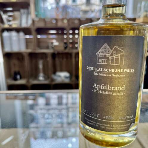 Alternative view of Destillat Scheune Weiss Apfelbrand Fassgelagert 40% 0,5l