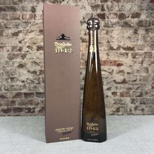 Produktbild Don Julio 1942 Alt-Attribut: Don Julio 1942 Tequila kaufen bei Belle Booze Don Julio 1942 im Nosing-Glas mit Karamell- und Vanillenoten Alt-Attribut: Don Julio 1942 Añejo Tequila mit Vanille und Karamell Flasche Don Julio 1942 vor Agavenfeld Alt-Attribut: Don Julio 1942 – Ultra-Premium-Tequila aus Jalisco