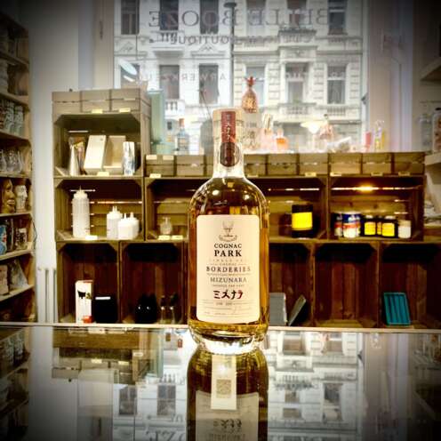 Produktbild Cognac Park Mizunara Alt-Attribut: Cognac Park Mizunara kaufen bei Belle Booze Cognac Park Mizunara im Nosing-Glas Alt-Attribut: Cognac Park Mizunara – französischer Cognac trifft japanische Eiche Flasche Cognac Park Mizunara mit Mizunara-Holzfass Alt-Attribut: Cognac Park Mizunara – gereift in Mizunara-Eichenfässern aus Japan