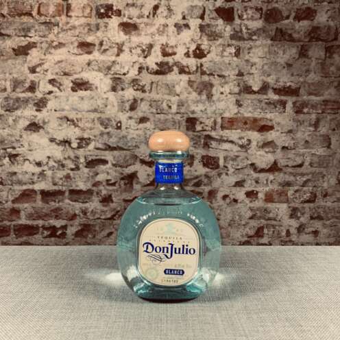 Produktbild Don Julio Blanco Alt-Attribut: Don Julio Blanco Tequila kaufen bei Belle Booze Don Julio Blanco im Glas mit Limettenscheibe Alt-Attribut: Don Julio Blanco mit Limette und Eis Flasche Don Julio Blanco vor Agavenfeld Alt-Attribut: Don Julio Blanco – Premium-Tequila aus Jalisco