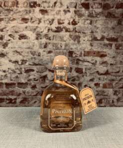 Entdecken Sie Patrón Añejo Tequila – einen exquisiten, über 12 Monate gereiften Premium-Tequila mit vielschichtigen Aromen. Jetzt im Belle Booze Shop in Köln kaufen!