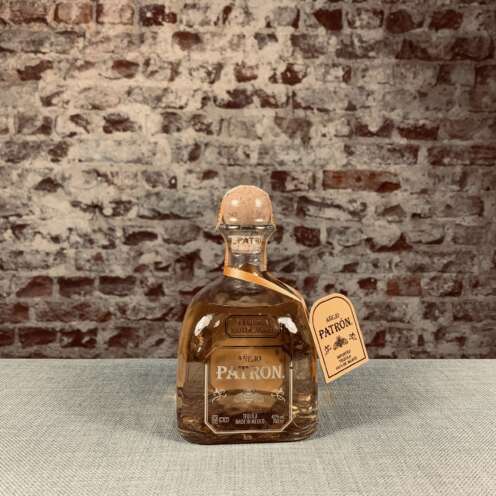 Entdecken Sie Patrón Añejo Tequila – einen exquisiten, über 12 Monate gereiften Premium-Tequila mit vielschichtigen Aromen. Jetzt im Belle Booze Shop in Köln kaufen!