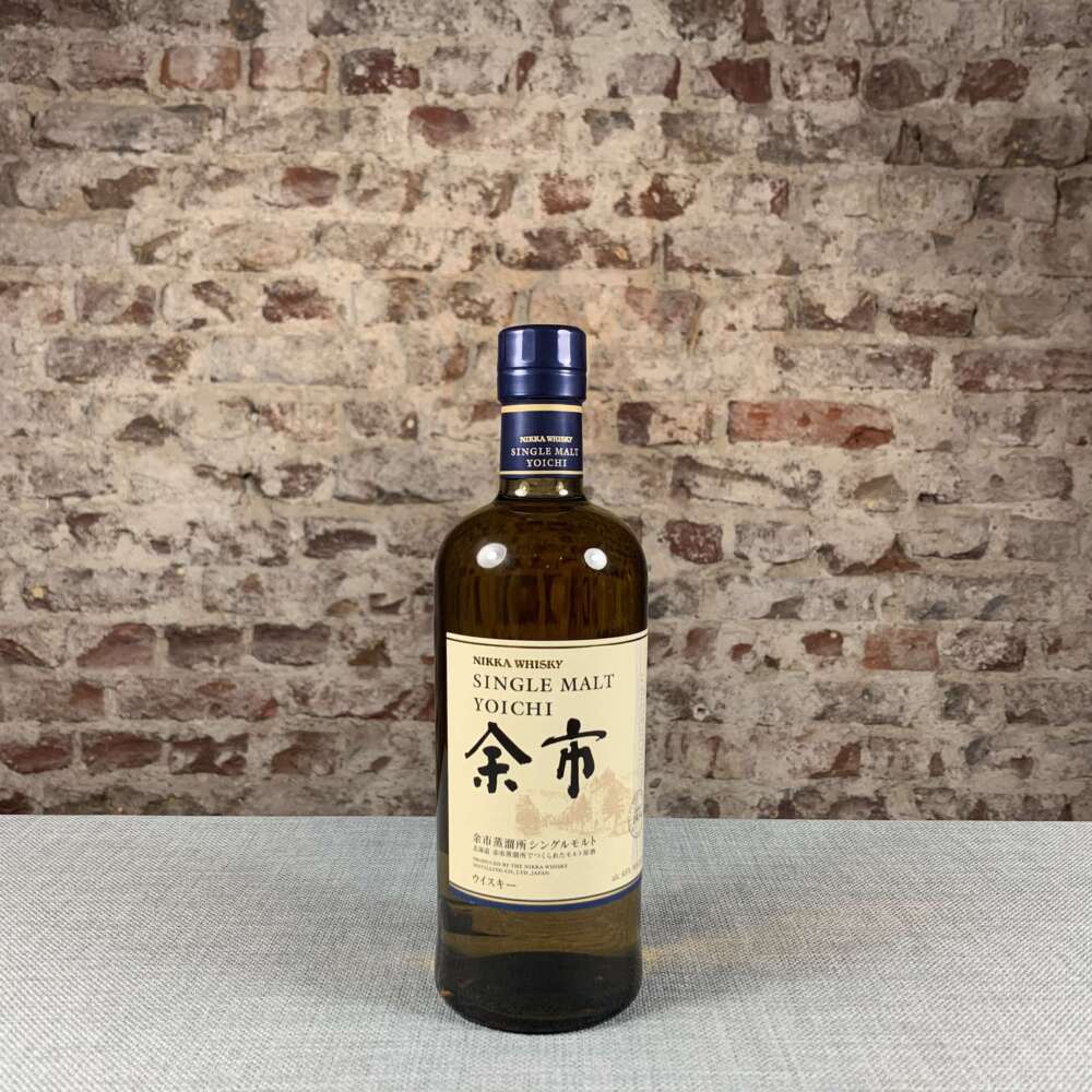 Produktbild Nikka Yoichi Single Malt Alt-Attribut: Nikka Yoichi Single Malt Whisky kaufen bei Belle Booze Yoichi Whisky Glas mit Rauch und Zitrusnote Alt-Attribut: Yoichi Single Malt Rauch und Zitrus in Aromaprofil Flasche vor Meereshintergrund (Hokkaidō Küste) Alt-Attribut: Nikka Yoichi Whisky – maritime und rauchige Noten aus Yoichi
