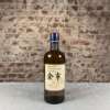 Produktbild Nikka Yoichi Single Malt Alt-Attribut: Nikka Yoichi Single Malt Whisky kaufen bei Belle Booze Yoichi Whisky Glas mit Rauch und Zitrusnote Alt-Attribut: Yoichi Single Malt Rauch und Zitrus in Aromaprofil Flasche vor Meereshintergrund (Hokkaidō Küste) Alt-Attribut: Nikka Yoichi Whisky – maritime und rauchige Noten aus Yoichi