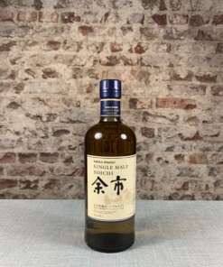 Produktbild Nikka Yoichi Single Malt Alt-Attribut: Nikka Yoichi Single Malt Whisky kaufen bei Belle Booze Yoichi Whisky Glas mit Rauch und Zitrusnote Alt-Attribut: Yoichi Single Malt Rauch und Zitrus in Aromaprofil Flasche vor Meereshintergrund (Hokkaidō Küste) Alt-Attribut: Nikka Yoichi Whisky – maritime und rauchige Noten aus Yoichi