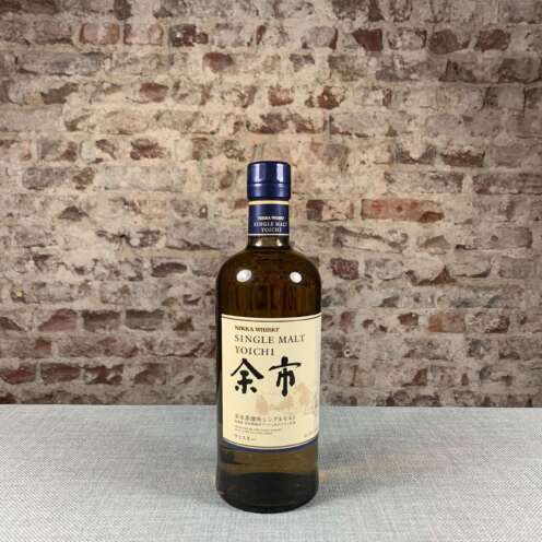 Produktbild Nikka Yoichi Single Malt Alt-Attribut: Nikka Yoichi Single Malt Whisky kaufen bei Belle Booze Yoichi Whisky Glas mit Rauch und Zitrusnote Alt-Attribut: Yoichi Single Malt Rauch und Zitrus in Aromaprofil Flasche vor Meereshintergrund (Hokkaidō Küste) Alt-Attribut: Nikka Yoichi Whisky – maritime und rauchige Noten aus Yoichi