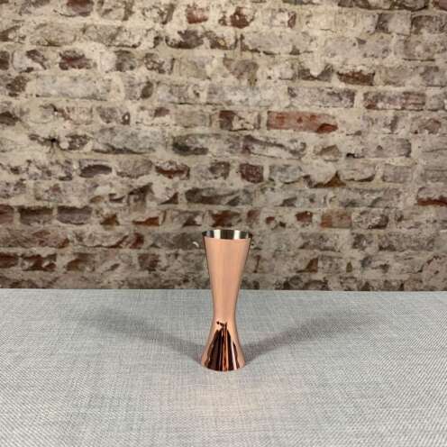 Aero® Kupfer Cocktail Jigger – Hochwertiges Barmaß aus Edelstahl mit polierter Kupferbeschichtung und einzigartigem Design. Jetzt im Belle Booze Shop in Köln kaufen!​ Keyphrase Aero® Kupfer Cocktail Jigger 20ml/40ml​