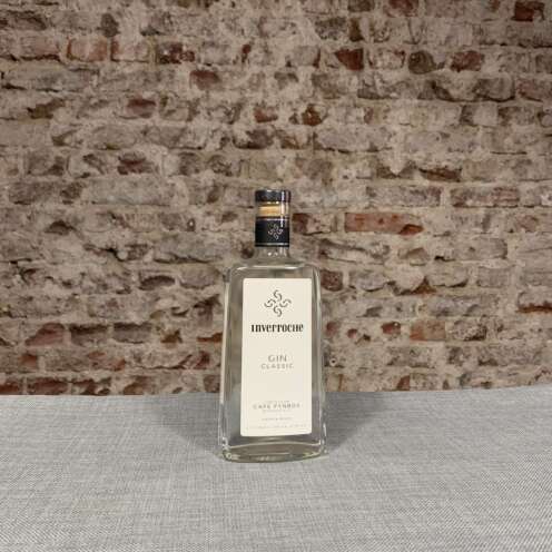 Produktbild Inverroche Gin Alt-Attribut: Inverroche Gin kaufen bei Belle Booze Inverroche Gin Tonic mit Grapefruit & Rosmarin Alt-Attribut: Inverroche Gin – südafrikanischer Gin mit Fynbos-Botanicals im Gin Tonic Flasche Inverroche Amber mit Küstenhintergrund Alt-Attribut: Inverroche Amber Gin – Premium-Gin aus Südafrika mit Fynbos-Kräutern