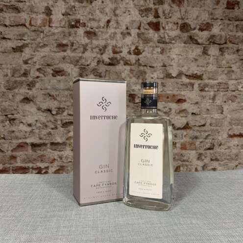 Produktbild Inverroche Gin Alt-Attribut: Inverroche Gin kaufen bei Belle Booze Inverroche Gin Tonic mit Grapefruit & Rosmarin Alt-Attribut: Inverroche Gin – südafrikanischer Gin mit Fynbos-Botanicals im Gin Tonic Flasche Inverroche Amber mit Küstenhintergrund Alt-Attribut: Inverroche Amber Gin – Premium-Gin aus Südafrika mit Fynbos-Kräutern