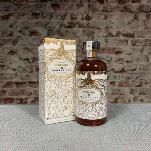 Produktbild Ferrand 10 Générations Cognac Alt-Attribut: Ferrand 10 Générations Cognac kaufen bei Belle Booze Ferrand 10 Générations im Cognac-Schwenker Alt-Attribut: Ferrand 10 Générations Cognac – elegant und ausgewogen Flasche Ferrand 10 Générations mit Eichenfass-Hintergrund Alt-Attribut: Ferrand 10 Générations – Premium-Cognac aus der Grande Champagne