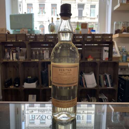 Veritas White Blended Rum – kraftvoller und ehrlicher White Rum von Foursquare & Hampden ohne Zucker oder Farbstoff. Jetzt im Belle Booze Shop entdeckt!