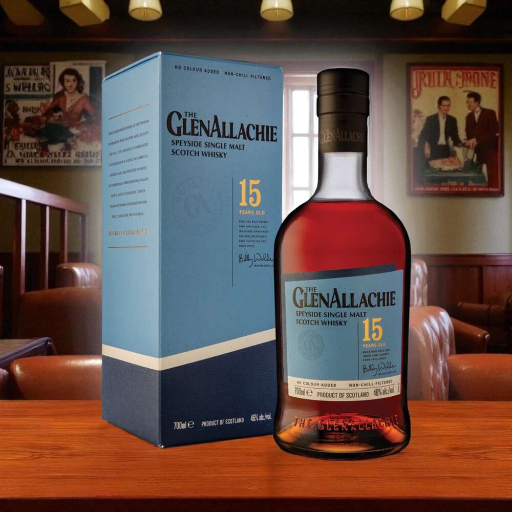 Produktbild The GlenAllachie 15 Jahre Single Malt Alt-Attribut: The GlenAllachie 15 Jahre Single Malt Whisky kaufen bei Belle Booze Glas mit GlenAllachie 15 & dunklem Sherry-Ton Alt-Attribut: GlenAllachie 15 Jahre Single Malt mit Sherry Aromen im Glas Flasche GlenAllachie 15 vor Sherry-Fässern oder Weinkeller Kulisse Alt-Attribut: The GlenAllachie 15 Jahre – gereift in PX und Oloroso Sherry-Fässern