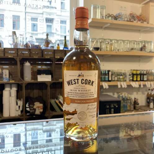 Produktbild West Cork Rum Cask Alt-Attribut: West Cork Rum Cask Irish Whiskey – kaufen bei Belle Booze Whiskeyglas mit Orangenzeste Alt-Attribut: West Cork Rum Cask Irish Whiskey im Old Fashioned mit Orangenzeste Flasche vor irischer Küstenlandschaft Alt-Attribut: West Cork Rum Cask Single Malt – Irish Whiskey mit Rumfinish aus Skibbereen