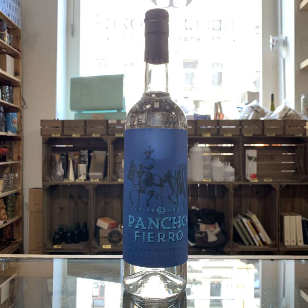 Pancho Fierro Pisco Quebranta – Erleben Sie den authentischen peruanischen Pisco mit charakteristischen Fruchtaromen, perfekt für Cocktails und puren Genuss. Jetzt im Belle Booze Shop in Köln kaufen!