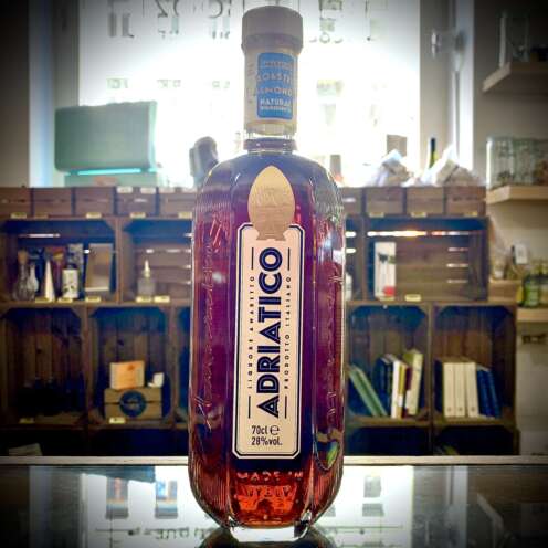 Produktbild Adriatico Amaretto Alt‑Attribut: Adriatico Amaretto – Premium Amaretto aus Italien kaufen bei Belle Booze Amaretto Sour Cocktail Alt‑Attribut: Amaretto Sour mit Adriatico Amaretto – Cocktailklassiker mit Mandel Flasche und Mandeln im Apulien-Hintergrund Alt‑Attribut: Adriatico Amaretto – aus gerösteten Mandeln aus Apulien mit Meersalznote