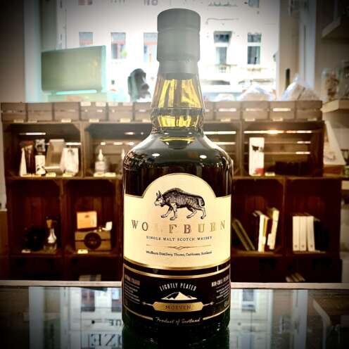 Produktbild Wolfburn Morven Single Malt Alt-Attribut: Wolfburn Morven Single Malt Whisky kaufen bei Belle Booze Glas mit Morven und Rauch & Fruchttöne Alt-Attribut: Wolfburn Morven Whisky mit Rauch und Früchten im Glas Flasche Morven vor schottischer Küstenlandschaft Alt-Attribut: Wolfburn Morven Single Malt – Highland Whisky mit leichter Rauchnote
