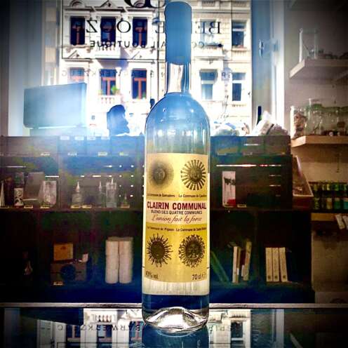 Produktbild Clairin Communal Alt-Attribut: Clairin Communal Haitian Cane Spirit kaufen bei Belle Booze Clairin Communal im Tumbler mit Grapefruit-Garnitur Alt-Attribut: Clairin Communal Paloma Cocktail mit Grapefruit Flasche Clairin Communal mit Zuckerrohr im Hintergrund Alt-Attribut: Clairin Communal – Herstellung aus frischem Zuckerrohr in Haiti