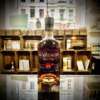 Produktbild The GlenAllachie 12 Jahre Single Malt Alt-Attribut: The GlenAllachie 12 Jahre Single Malt Whisky kaufen bei Belle Booze Whiskyglas mit dunkler Sherry-Frucht & Kakao Alt-Attribut: GlenAllachie 12 Jahre mit Schokolade und Rosinen im Glas Flasche vor Sherry-Fässern oder Lagerhaus Kulisse Alt-Attribut: GlenAllachie 12 Jahre – gereift in Sherry- und Virgin Oak Fässern