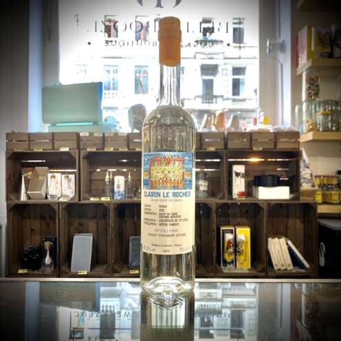 Produktbild Clairin Le Rocher Alt-Attribut: Clairin Le Rocher Haitian Rum kaufen bei Belle Booze Rum im Glas mit tropischen Früchten Alt-Attribut: Clairin Le Rocher pur mit Banane und tropischen Aromen Flasche vor haitianischem Zuckerrohrfeld Alt-Attribut: Clairin Le Rocher Rum – aus wildem Zuckerrohr in Haiti