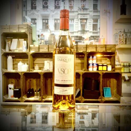 Produktbild Domaine Tariquet VSOP Alt-Attribut: Domaine Tariquet VSOP Bas-Armagnac kaufen bei Belle Booze Armagnac im Glas mit bernsteinfarbener Eleganz Alt-Attribut: Domaine Tariquet VSOP Armagnac im Degustationsglas Flasche vor französischem Weingut Alt-Attribut: Domaine Tariquet VSOP Bas-Armagnac aus Gascony