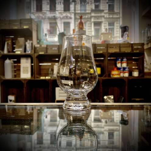 Produktbild vom Glencairn Glas Alt-Attribut: Glencairn Glas – Premium Whiskyglas kaufen bei Belle Booze Whisky im Glencairn Glas auf einem Holzbrett Alt-Attribut: Glencairn Glas mit Whisky – Das perfekte Glas für Verkostungen Detailaufnahme der Form des Glencairn Glases Alt-Attribut: Glencairn Glas – Hochwertiges Kristallglas für Whisky