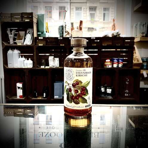 Produktbild Stevnsbaer Kirsche The Mosel Distillers Alt Attribut: Stevnsbaer Kirsche The Mosel Distillers kaufen bei Belle Booze Stevnsbaer Kirsche im Nosing Glas Alt Attribut: Stevnsbaer Kirsche Edelbrand pur genießen Flasche Stevnsbaer Kirsche mit dunklen Kirschen Alt Attribut: Stevnsbaer Kirsche Edelbrand aus seltener Sauerkirschsorte