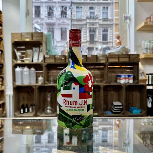 Produktbild Rhum J.M Jardin Macouba Blanc Alt-Attribut: Rhum J.M Jardin Macouba Blanc kaufen bei Belle Booze Ti’ Punch mit Rhum J.M Jardin Macouba Blanc Alt-Attribut: Ti’ Punch Cocktail mit Rhum J.M Jardin Macouba Blanc Flasche vor Zuckerrohrfeldern in Martinique Alt-Attribut: Rhum J.M Jardin Macouba Blanc – Rhum Agricole aus Martinique