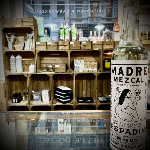 Alternative view of Mezcal Madre Espadin 40% 0,7l