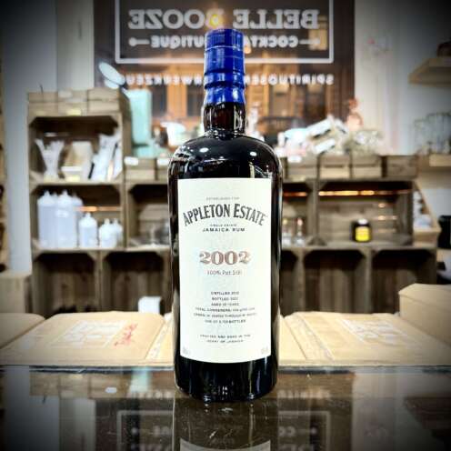 Produktbild Appleton Hearts Collection 2002 Alt-Attribut: Appleton Hearts Collection 2002 Rum kaufen bei Belle Booze Appleton Hearts Collection 2002 im Nosing-Glas Alt-Attribut: Appleton Hearts Collection 2002 Pure Pot Still Rum im Glas Flasche Appleton Hearts Collection 2002 vor Zuckerrohrfeldern Alt-Attribut: Appleton Hearts Collection 2002 – 20 Jahre gereifter jamaikanischer Rum