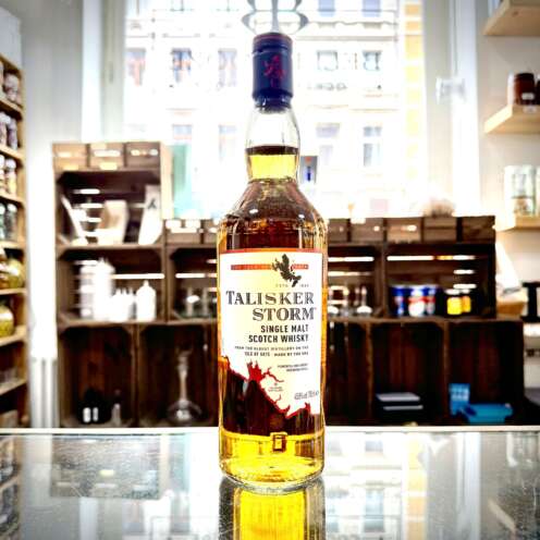 Produktbild Talisker Storm Alt-Attribut: Talisker Storm Single Malt Whisky kaufen bei Belle Booze Talisker Storm im Nosing-Glas mit Meereskulisse Alt-Attribut: Talisker Storm Whisky – maritim, rauchig, intensiv Flasche Talisker Storm vor der Isle of Skye Küste Alt-Attribut: Talisker Storm – kräftiger Whisky von der Isle of Skye