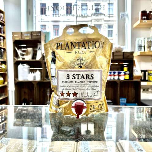 Produktbild Planteray Dark Rum Alt-Attribut: Planteray Dark Rum kaufen bei Belle Booze Planteray Dark Rum im Tumbler mit Eis Alt-Attribut: Planteray Dark Rum – dunkler Premium-Rum im Glas Flasche Planteray Dark Rum mit Holzfass Alt-Attribut: Planteray Dark Rum – karibischer Blend mit Cognac-Fassreifung