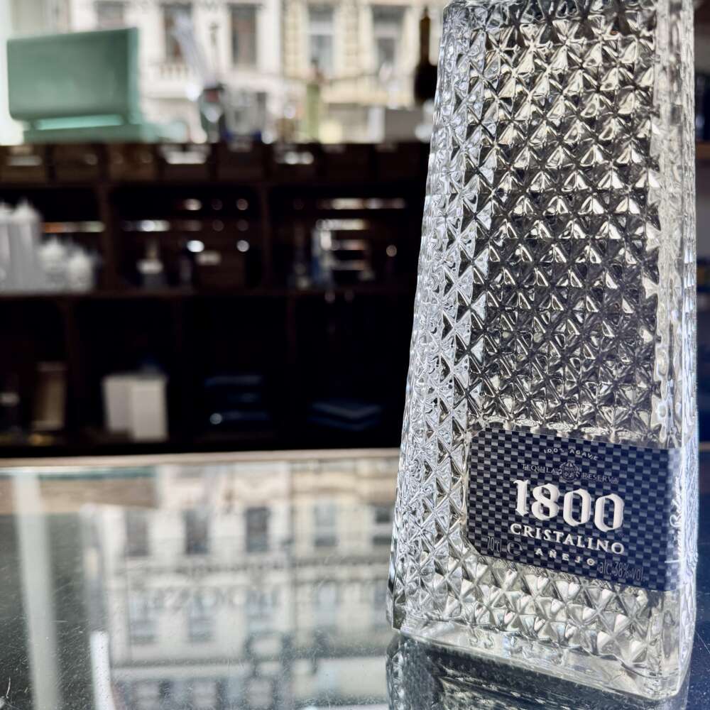 1800 Reserva Cristalino Añejo – Das kristallklare Añejo mit 16 Monaten Eichen- und 6 Monaten Portweinfass-Reifung für unvergleichliche Weichheit und Tiefe. Jetzt bei Belle Booze kaufen!