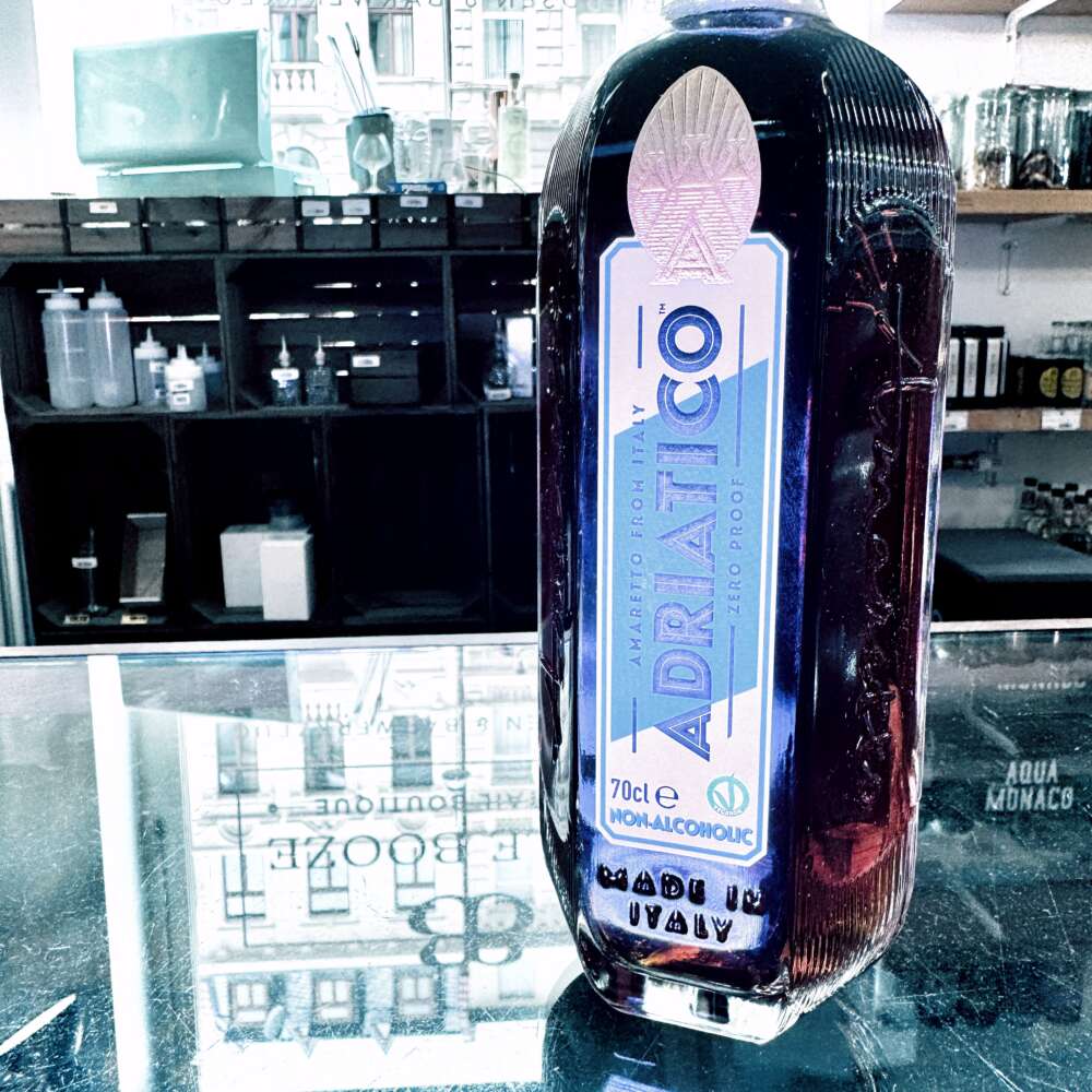 Produktbild Adriatico Amaretto Zero Alt‑Attribut: Adriatico Amaretto Zero alkoholfrei kaufen bei Belle Booze Amaretto Sour Zero im Glas Alt‑Attribut: Amaretto Zero Sour Mocktail – alkoholfrei mit Zitronenzeste Flasche vor mediterranem Hintergrund Alt‑Attribut: Adriatico Amaretto Zero – alkoholfreier italienischer Mandelgenuss