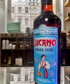 Produktbild Lucano Amaro Zero Alt‑Attribut: Lucano Amaro Zero alkoholfrei kaufen bei Belle Booze Not-Alcoholic Lucano Spritz Alt‑Attribut: Lucano Amaro Zero Spritz alkoholfrei mit Orangenscheibe Flasche vor Zitrusbäumen Alt‑Attribut: Lucano Amaro Zero – mediteraner alkoholfreier Aperitif