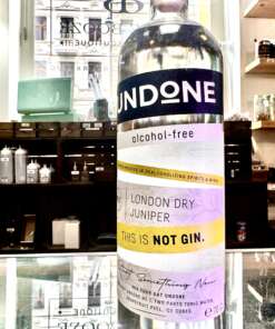 Produktbild Undone No 2 Not Gin Alt‑Attribut: Undone No 2 Not Gin – alkoholfreie Gin Alternative kaufen bei Belle Booze Undone G & T mit Grapefruit Alt‑Attribut: Undone No 2 G & T – alkoholfreier Gin Tonic mit Grapefruit Flasche Not Gin vor Cocktail-Hintergrund Alt‑Attribut: Undone Not Gin No2 – stilvolle alkoholfreie Alternative