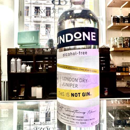 Produktbild Undone No 2 Not Gin Alt‑Attribut: Undone No 2 Not Gin – alkoholfreie Gin Alternative kaufen bei Belle Booze Undone G & T mit Grapefruit Alt‑Attribut: Undone No 2 G & T – alkoholfreier Gin Tonic mit Grapefruit Flasche Not Gin vor Cocktail-Hintergrund Alt‑Attribut: Undone Not Gin No2 – stilvolle alkoholfreie Alternative