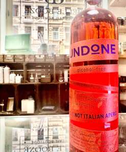Produktbild Undone No 5 Alt‑Attribut: Undone No 5 Not Italian Apero alkoholfrei kaufen bei Belle Booze Not Apero Spritz im Glas mit Eis und Orange Alt‑Attribut: Undone No 5 Spritz – alkoholfreier Aperitif mit Orangenscheibe Flasche Undone No 5 vor Sommerhintergrund Alt‑Attribut: Undone No 5 alkoholfreie Spritz Alternative – Belle Booze