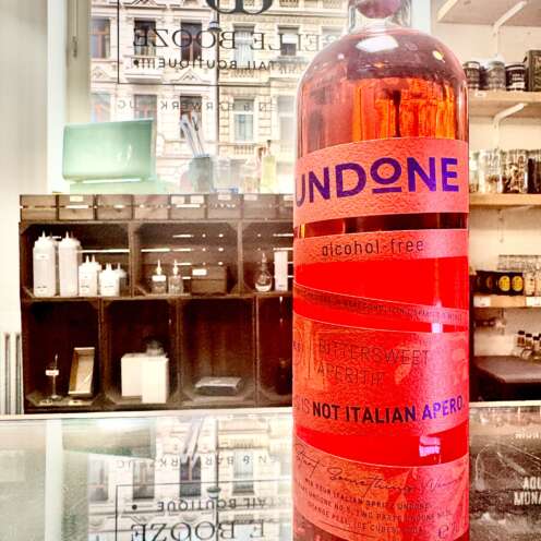 Produktbild Undone No 5 Alt‑Attribut: Undone No 5 Not Italian Apero alkoholfrei kaufen bei Belle Booze Not Apero Spritz im Glas mit Eis und Orange Alt‑Attribut: Undone No 5 Spritz – alkoholfreier Aperitif mit Orangenscheibe Flasche Undone No 5 vor Sommerhintergrund Alt‑Attribut: Undone No 5 alkoholfreie Spritz Alternative – Belle Booze