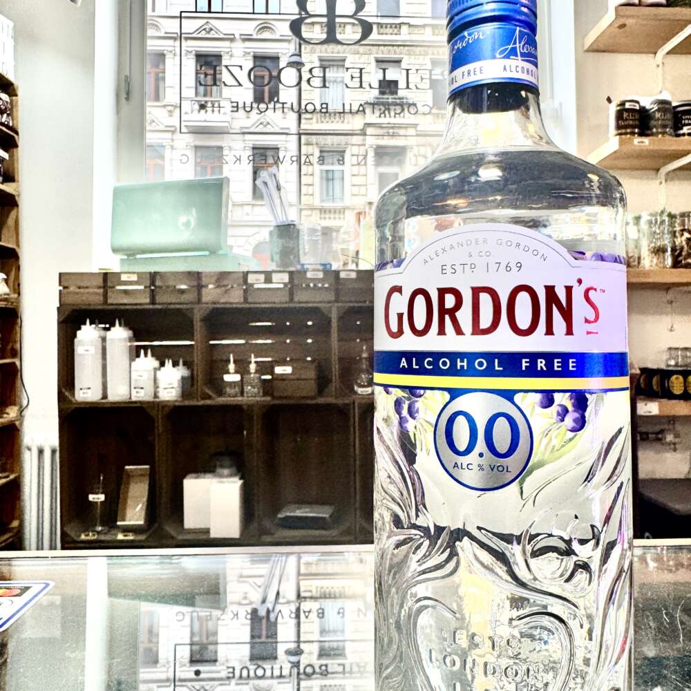 Alt‑Attribut: Gordon’s 0.0 % alkoholfreier Gin kaufen bei Belle Booze Gordon’s 0.0 Tonic im Glas Alt‑Attribut: Gordon’s 0.0 Gin Tonic – alkoholfreier Klassiker Flasche Gordon’s 0.0 vor Bar Alt‑Attribut: Gordon’s 0.0 – alkoholfreier Gin ohne Promille