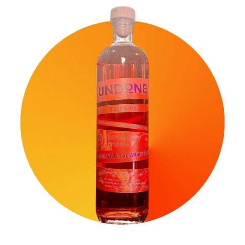 Produktbild Undone No 5 Alt‑Attribut: Undone No 5 Not Italian Apero alkoholfrei kaufen bei Belle Booze Not Apero Spritz im Glas mit Eis und Orange Alt‑Attribut: Undone No 5 Spritz – alkoholfreier Aperitif mit Orangenscheibe Flasche Undone No 5 vor Sommerhintergrund Alt‑Attribut: Undone No 5 alkoholfreie Spritz Alternative – Belle Booze