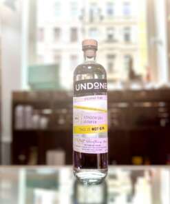 Produktbild Undone No 2 Not Gin Alt‑Attribut: Undone No 2 Not Gin – alkoholfreie Gin Alternative kaufen bei Belle Booze Undone G & T mit Grapefruit Alt‑Attribut: Undone No 2 G & T – alkoholfreier Gin Tonic mit Grapefruit Flasche Not Gin vor Cocktail-Hintergrund Alt‑Attribut: Undone Not Gin No2 – stilvolle alkoholfreie Alternative