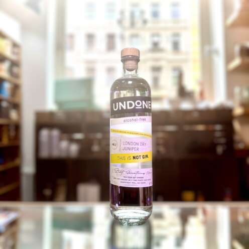 Produktbild Undone No 2 Not Gin Alt‑Attribut: Undone No 2 Not Gin – alkoholfreie Gin Alternative kaufen bei Belle Booze Undone G & T mit Grapefruit Alt‑Attribut: Undone No 2 G & T – alkoholfreier Gin Tonic mit Grapefruit Flasche Not Gin vor Cocktail-Hintergrund Alt‑Attribut: Undone Not Gin No2 – stilvolle alkoholfreie Alternative