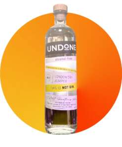 Produktbild Undone No 2 Not Gin Alt‑Attribut: Undone No 2 Not Gin – alkoholfreie Gin Alternative kaufen bei Belle Booze Undone G & T mit Grapefruit Alt‑Attribut: Undone No 2 G & T – alkoholfreier Gin Tonic mit Grapefruit Flasche Not Gin vor Cocktail-Hintergrund Alt‑Attribut: Undone Not Gin No2 – stilvolle alkoholfreie Alternative