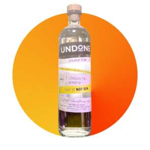 Produktbild Undone No 2 Not Gin Alt‑Attribut: Undone No 2 Not Gin – alkoholfreie Gin Alternative kaufen bei Belle Booze Undone G & T mit Grapefruit Alt‑Attribut: Undone No 2 G & T – alkoholfreier Gin Tonic mit Grapefruit Flasche Not Gin vor Cocktail-Hintergrund Alt‑Attribut: Undone Not Gin No2 – stilvolle alkoholfreie Alternative