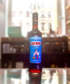 Produktbild Lucano Amaro Zero Alt‑Attribut: Lucano Amaro Zero alkoholfrei kaufen bei Belle Booze Not-Alcoholic Lucano Spritz Alt‑Attribut: Lucano Amaro Zero Spritz alkoholfrei mit Orangenscheibe Flasche vor Zitrusbäumen Alt‑Attribut: Lucano Amaro Zero – mediteraner alkoholfreier Aperitif